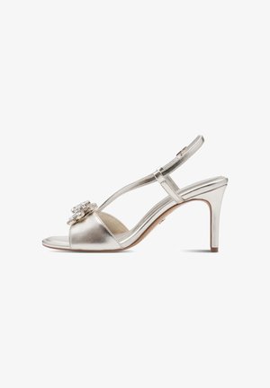 Zilverkleurige metallic open-teen sandalen met hoge hak, enkelriem en decoratieve kristallen gesp op de voorste riem.