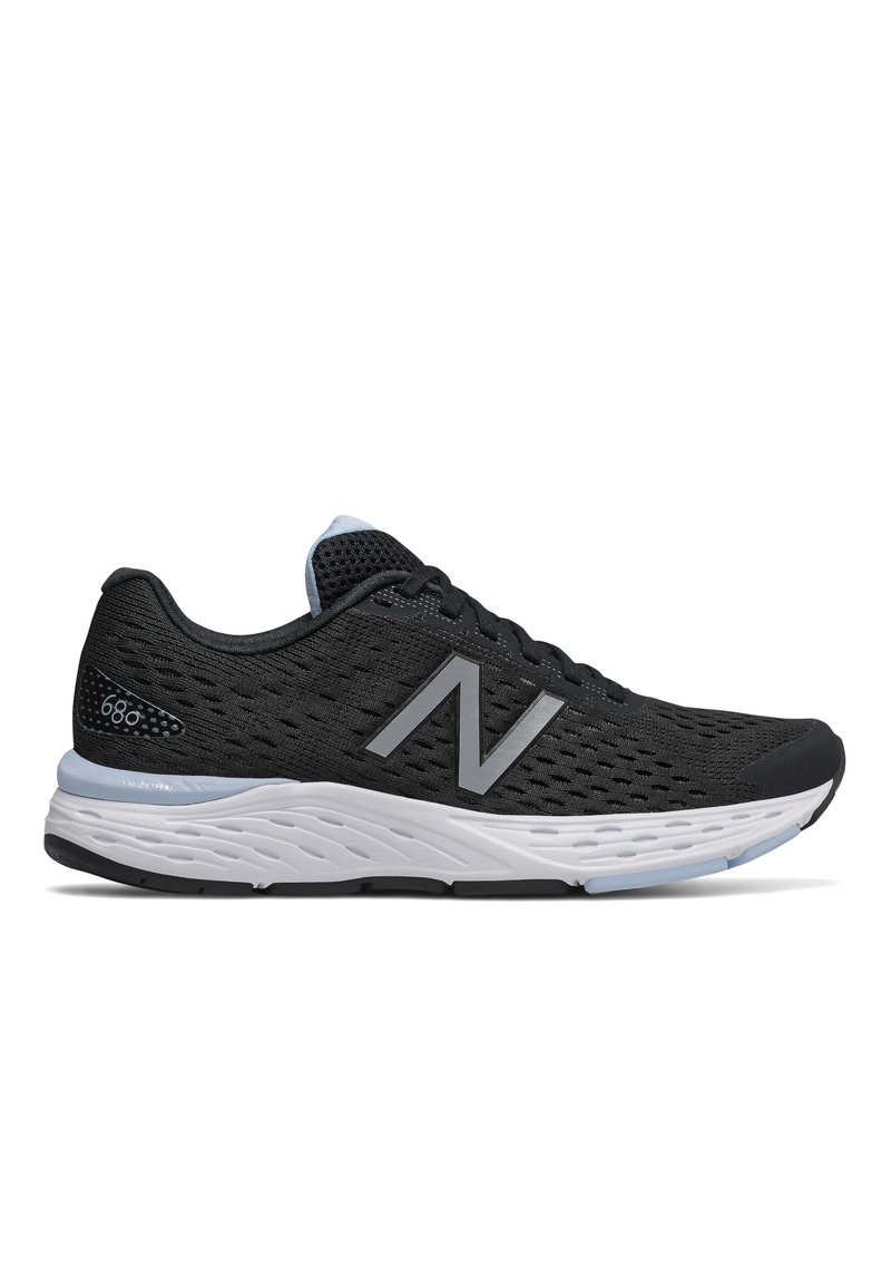 Baskets de course noires avec un dessus en mesh, des accents argentés et une semelle blanche rembourrée. Logo notable sur le côté et détails bleu clair.