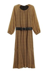 Brązowa maxi sukienka w kropki z balonowymi rękawami, marszczonym biustem i czarnym paskiem w talii, z okrągłym dekoltem i zwiewną sylwetką.