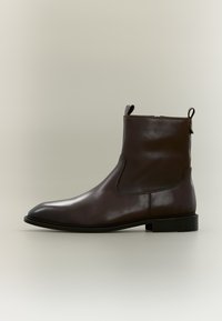 Неизбран, dark brown
