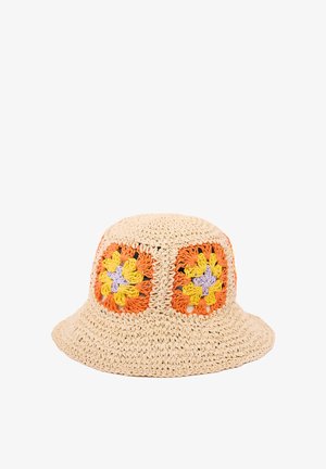Beiger gehäkelter Bucket-Hut mit orange-, gelben und lavendelfarbenen floralen Quadratmustern an den Seiten.