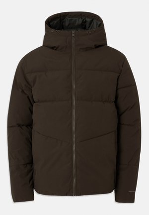 Veste rembourrée marron avec capuche, dotée d'une fermeture éclair et d'un tissu texturé. Doublure intérieure légèrement brillante. Conçue pour la chaleur et le confort.