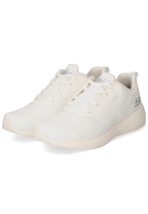 Scarpe sportive bianche con una tomaia in maglia testurizzata, design con lacci e una suola liscia e imbottita. Presenta un logo metallico sul lato.