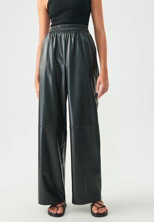 Zwarte faux leren wijde broek met een elastische tailleband, met een gladde textuur en subtiele naaddetails.