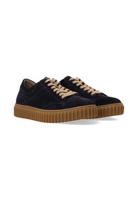 Marineblauwe suède sneakers met een dikke rubberen zool, voorzien van beige veters en subtiele stiksels langs de bovenkant.