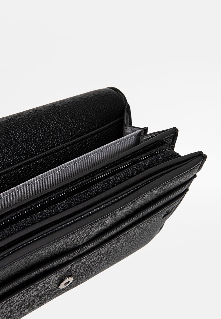 Portafoglio in pelle nera con superficie testurizzata, multiple tasche con zip e chiusura a pressione. L'interno presenta una fodera grigio chiaro.
