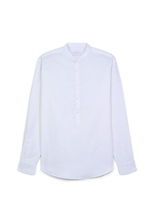 Weiße Langarmbluse mit Bandkragen, Knopfleiste vorne und abgerundetem Saum. Glatte Textur und minimalistisches Design.