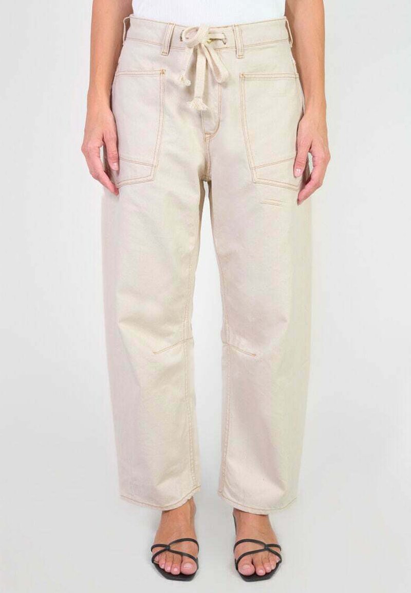 Pantalon large beige avec taille à cordon de serrage, doté de deux poches avant et de coutures contrastées. Tissu en coton lisse.