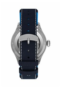 Zadný pohľad na strieborné hodinky Timex s tmavo modrým koženým remienkom, bielym prešívaním a striebornou prackou.