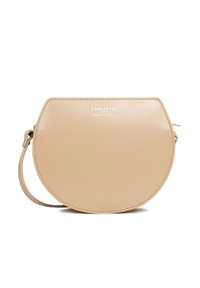 Beige ronde leren schoudertas met een gladde textuur, voorzien van een subtiel reliëflogo en een dunne strap.