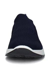 Scarpe slip-on in maglia blu marina con una tomaia testurizzata, una suola intermedia bianca e una suola esterna nera con un battistrada patternato per una migliore aderenza.