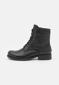Bottines en cuir noir avec une finition texturée, dotées de lacets, d'un bout rond et d'un talon bas en bloc. Semelle en caoutchouc légère.