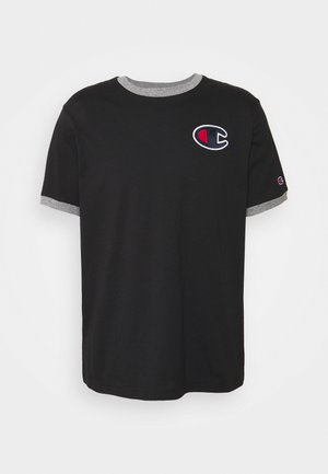 Sort T-shirt med korte ærmer og grå krave og ærmekanter, med et Champion-logo i rød, hvid og blå på brystet og ærmet.