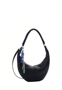 Schwarze Hobo-Tasche aus Kunstleder mit geflochtenem Schulterriemen, geprägtlichem Logodetail und dekorativen Anhängern in Blau und Grün.