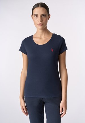 T-shirt blu navy in cotone con scollatura a girocollo, maniche corte e un piccolo logo rosso sull'area del petto sinistro. Texture liscia.