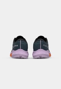 Une paire de chaussures de course teal foncé et violet avec des accents orange, vue de l'arrière sur un fond blanc.