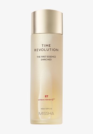 Tyylikäs huurrettu pullo MISSHA Time Revolution The First Essence Enriched, 150 ml, kultakorkilla ja punaisella tekstielementillä.