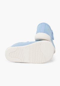 Calzature in tela blu con una finitura testurizzata, dotate di una suola in gomma bianca e cinturino regolabile. Motivo di battistrada chiaro sulla suola.