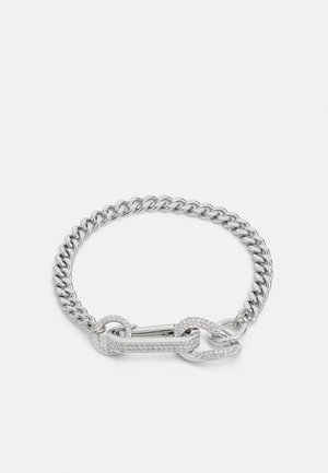 Pulsera de cadena de plata con eslabones entrelazados y un cierre texturizado con acentos de piedras preciosas transparentes, mostrando un acabado metálico pulido.