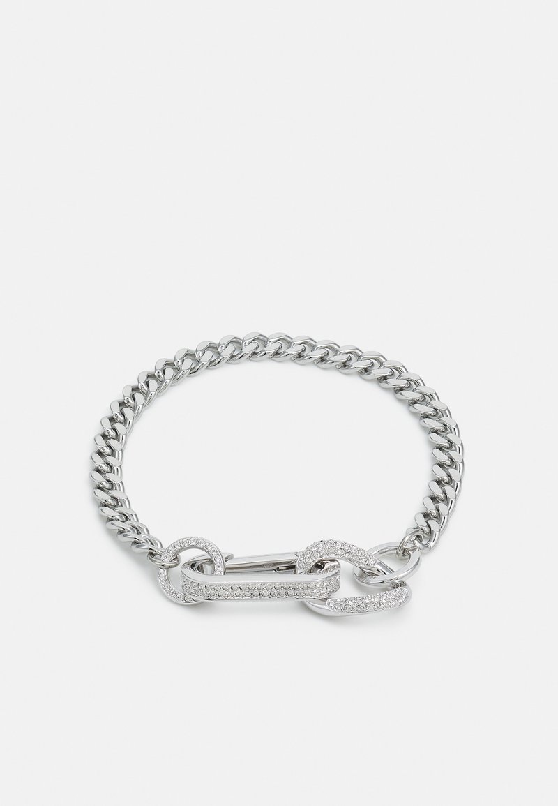 Stříbrný řetízek náramek s propojenými články a texturovaným zapínáním s průhlednými drahokamy, s lesklým kovovým povrchem.