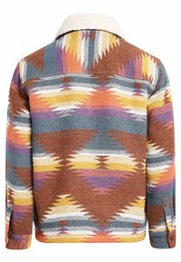 Retro di una giacca multicolore con motivi geometrici in stile sudoccidentale nei colori marrone, giallo, arancione, blu, viola e bianco, con un colletto in pile bianco.