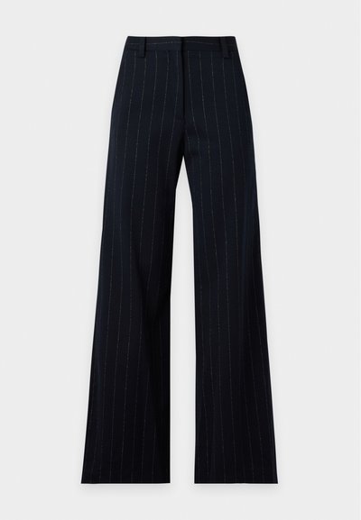 Pantalon bleu marine à jambes larges avec fines rayures verticales blanches subtiles et passants de ceinture, présenté à plat sur fond blanc.