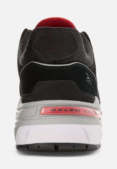 Czarne zamszowe i siateczkowe sneakersy z wyściełanym czerwonym kołnierzem, szarym śródsosem, białą podeszwą oraz różowym akcentem "RALPH LAUREN" na pięcie.