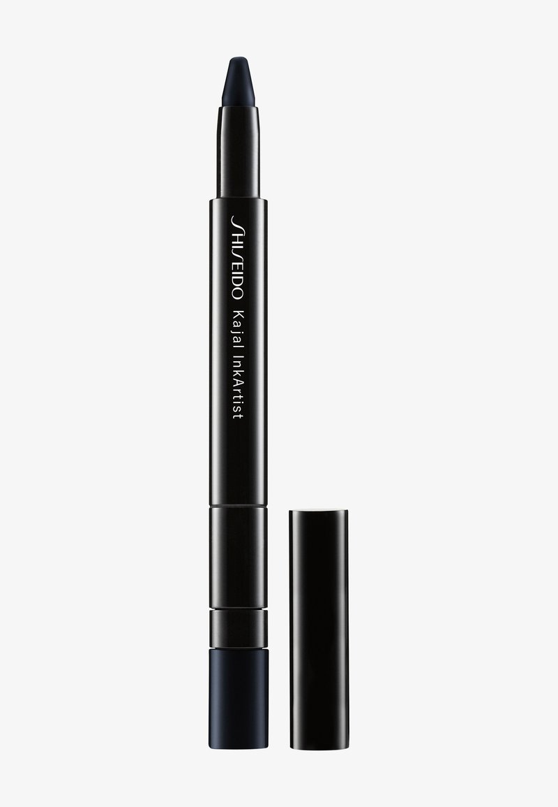 Musta Shiseido Kajal InkArtist -eyelinerkynä, jossa korkki on poistettu ja kärki sekä valmistajan nimi näkyvissä.