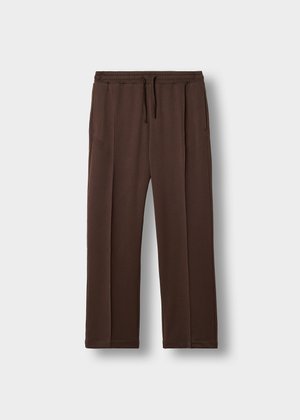 Pantalones de chándal marrones, ajustados, con cintura elástica y cordón, que cuentan con dos bolsillos laterales y una textura suave y lisa.
