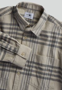 Beige flanellen overhemd met een blauw en grijs geruit patroon, button-down kraag, één borstzak en twee knoopmanchetten.