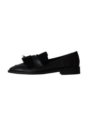 Mocassin en cuir noir avec petit talon et détail pompon sur le dessus avant, vu de l'intérieur sur fond blanc.