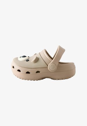 Hellbrauner Slip-On-Clog mit Belüftungslöchern, verstellbarem Fersenriemen und dekorativem Bärengesicht im Zehenbereich.