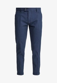 Marineblauwe broek met een getailleerde pasvorm, textuurstof, voorplooien, knoopsluiting en omgeslagen hems.