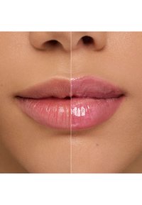 Läppjämförelse: vänster sida visar naturligt mjuka rosa läppar; höger sida har en glansig, något mörkare rosa finish med en fylligare look.