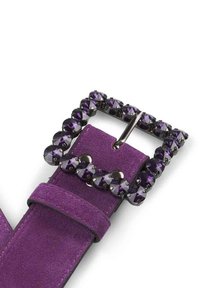 Cinturón de ante morado con una gran hebilla rectangular adornada con piedras facetadas moradas y negras, que realzan su aspecto texturizado.
