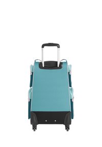 Turkusowa walizka na kółkach z wytrzymałym materiałowym zewnętrzem, dwoma bocznymi kieszeniami, aluminiową rączką i czarnym plastikowym spodem z kółkami.