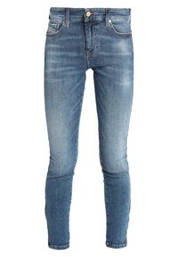 Vaqueros azul ajustados de mezclilla con un lavado desteñido, diseño de cinco bolsillos, presillas para cinturón y cierre de botón en la cintura.