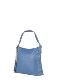Lichtblauwe leren handtas met een gladde textuur, enkele schouderriem en een decoratieve tassel bevestigd met een zilveren ketting.