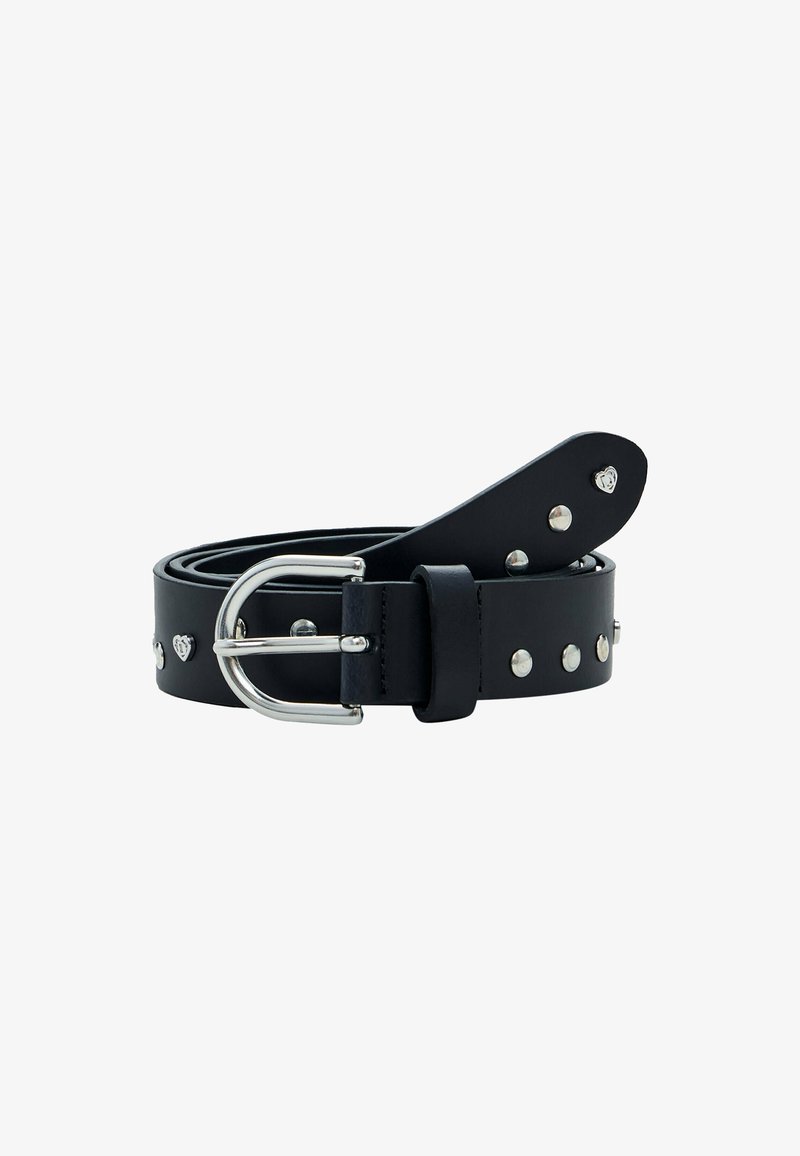 Schwarzer Leder Gürtel mit silberner Hardware, Nietenverzierung und einer runden Schnalle. Der Gürtel hat kreisförmige und herzförmige Akzente.