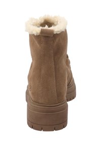 Brązowe zamszowe botki do kostki o teksturowanym wykończeniu, z puszystym kremowym wykończeniem przy kołnierzu oraz rugged gumową podeszwą dla lepszej przyczepności.