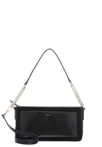 Černá obdélníková kabelka DKNY s přední kapsou, krátkým řetízkem a koženým držadlem a nastavitelným ramenním popruhem.