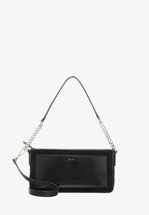 Sac à main rectangulaire noir DKNY avec poche avant, une chaîne courte et une poignée en cuir, ainsi qu'une bandoulière ajustable.