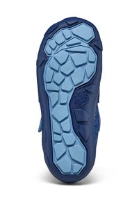 Suola di scarpa per bambini blu con un design in gomma testurizzata, caratterizzata da un motivo blu e navy che offre aderenza grazie a forme e contorni variabili.