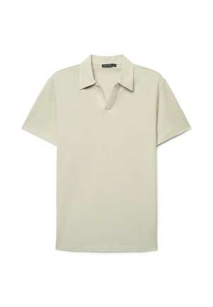 Polo à manches courtes beige clair avec col ouvert et encolure en V, présenté à plat sur un fond blanc.