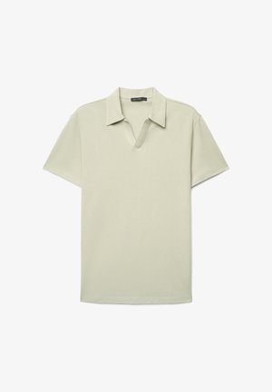 Hellbeige Kurzarm-Poloshirt mit offenem Kragen und V-Ausschnitt, flach auf weißem Hintergrund liegend.