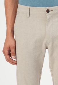 Jack & Jones JPSTMARCO JJFURY ANA - Chino - atmosphere