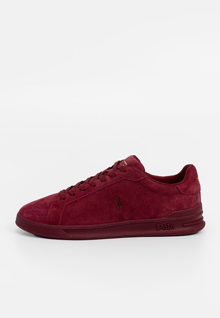 Bordeauxfarbene Wildleder-Sneaker mit flachen Schnürsenkeln, tonalem Stitching, Gummisohle und eingeprägtem Logo an der Seite und Ferse. Niedriges Design.