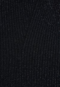 Tessuto a maglia nero con fili metallici. Il materiale presenta righe verticali, creando una leggera lucentezza e profondità.