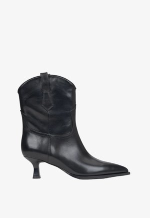 Zwarte leren enkellaars met een spitse neus, lage kitten heel en een gladde textuur. Heeft een naaddetail en een zadeltype achterkant.