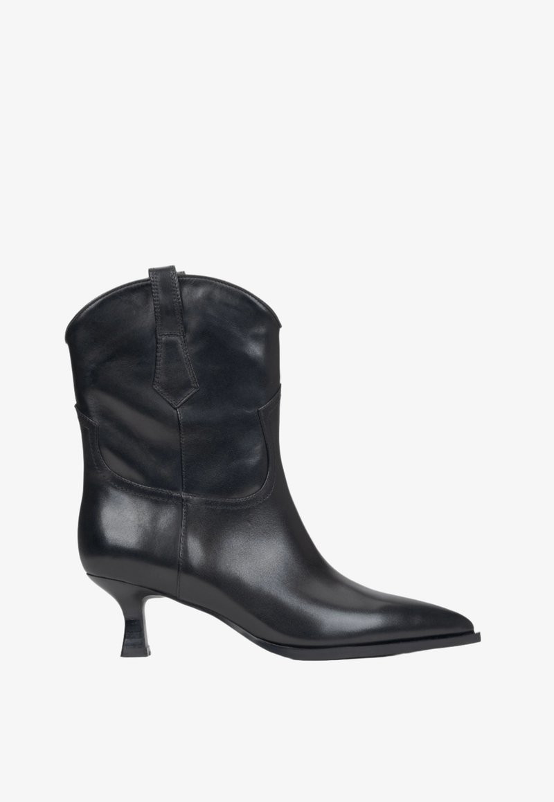 Czarne skórzane botki za kostkę z szpiczastym noskiem, niskim obcasem typu kitten heel i gładką teksturą. Charakteryzują się detalem szwu oraz tyłem w stylu siodła.